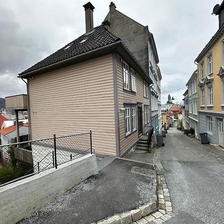 Sjarmerende Bolig Like Ved Togstasjonen Apartment Bergen Exterior foto
